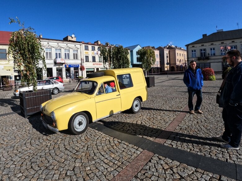  Przeszło 120 klasyków motoryzacji na skierniewickim rynku.   