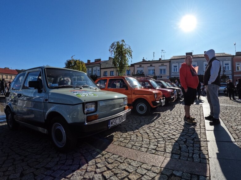  Przeszło 120 klasyków motoryzacji na skierniewickim rynku.   