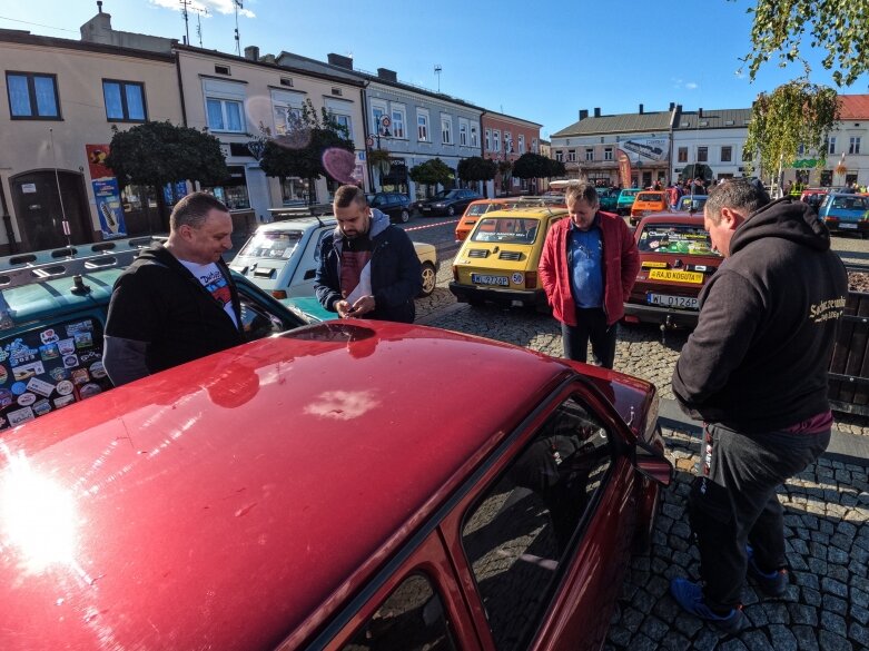  Przeszło 120 klasyków motoryzacji na skierniewickim rynku.   