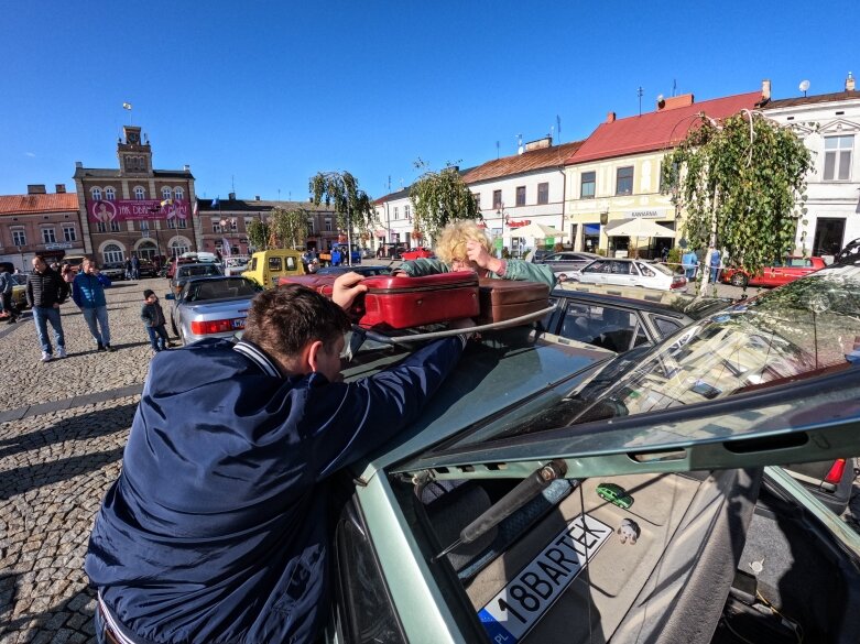  Przeszło 120 klasyków motoryzacji na skierniewickim rynku.   