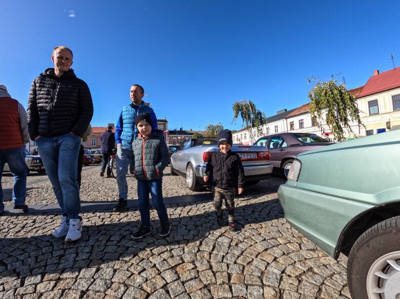  Przeszło 120 klasyków motoryzacji na skierniewickim rynku.   