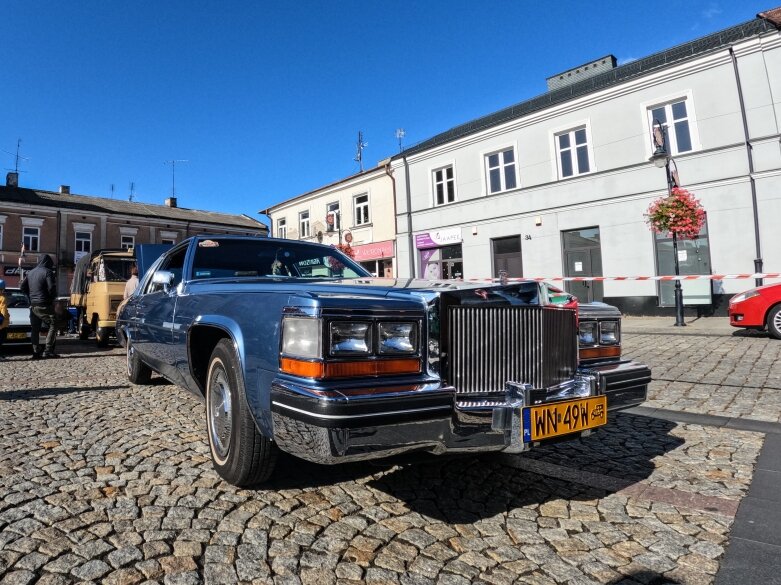  Przeszło 120 klasyków motoryzacji na skierniewickim rynku.   